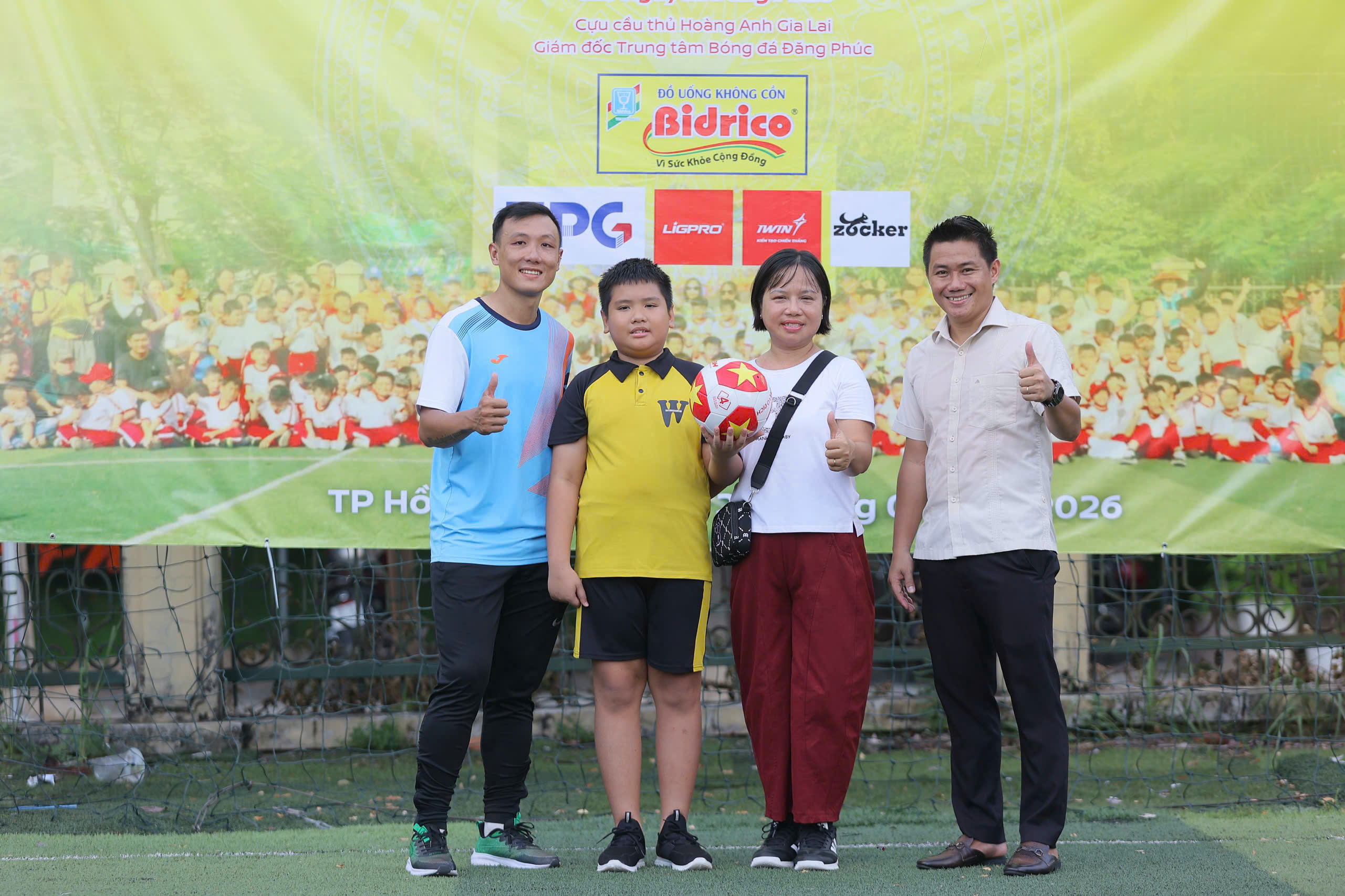 “Người hùng” futsal Việt Nam Nguyễn Minh Trí truyền cảm hứng cho các cầu thủ nhí