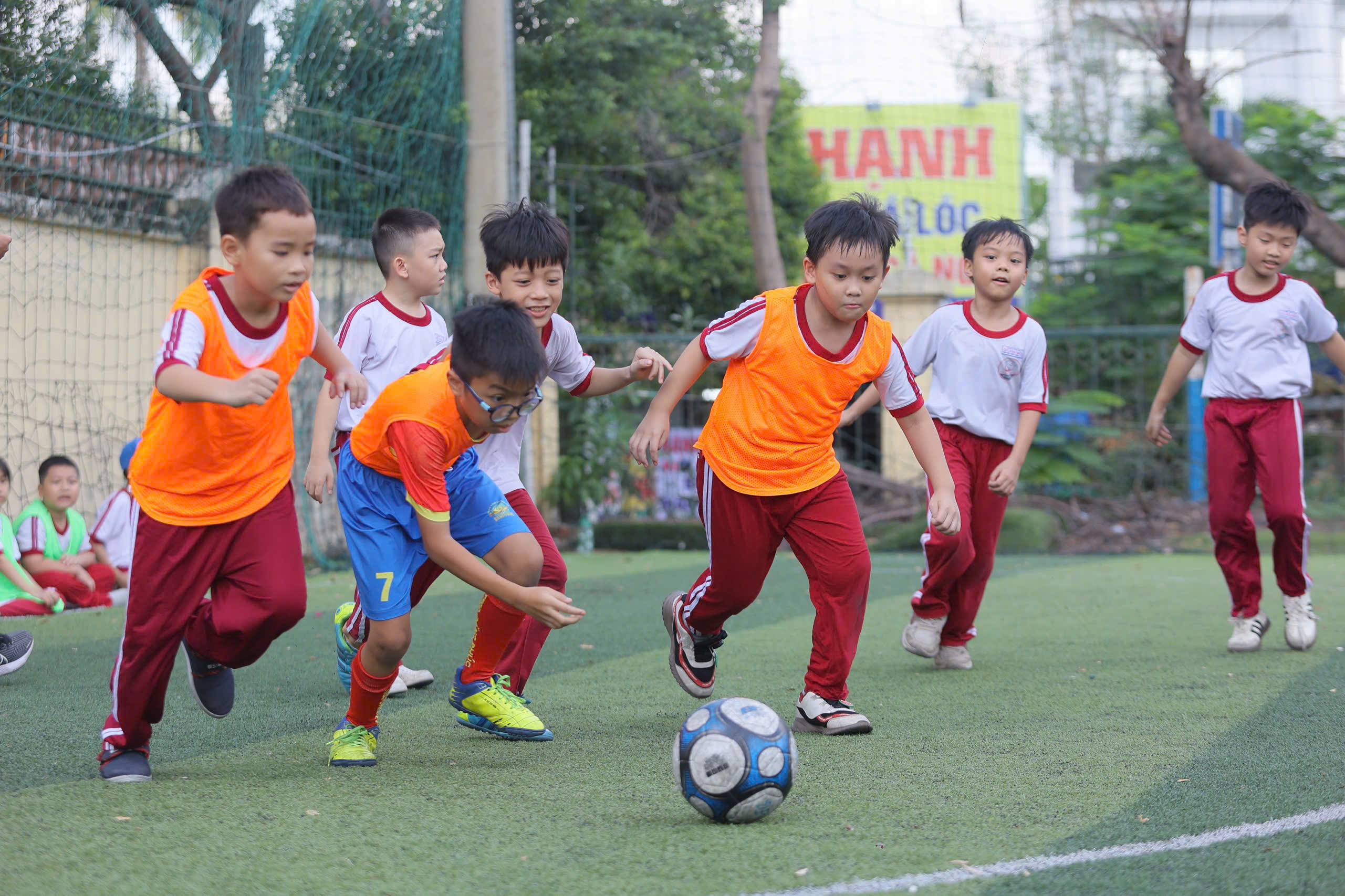 “Người hùng” futsal Việt Nam Nguyễn Minh Trí truyền cảm hứng cho các cầu thủ nhí