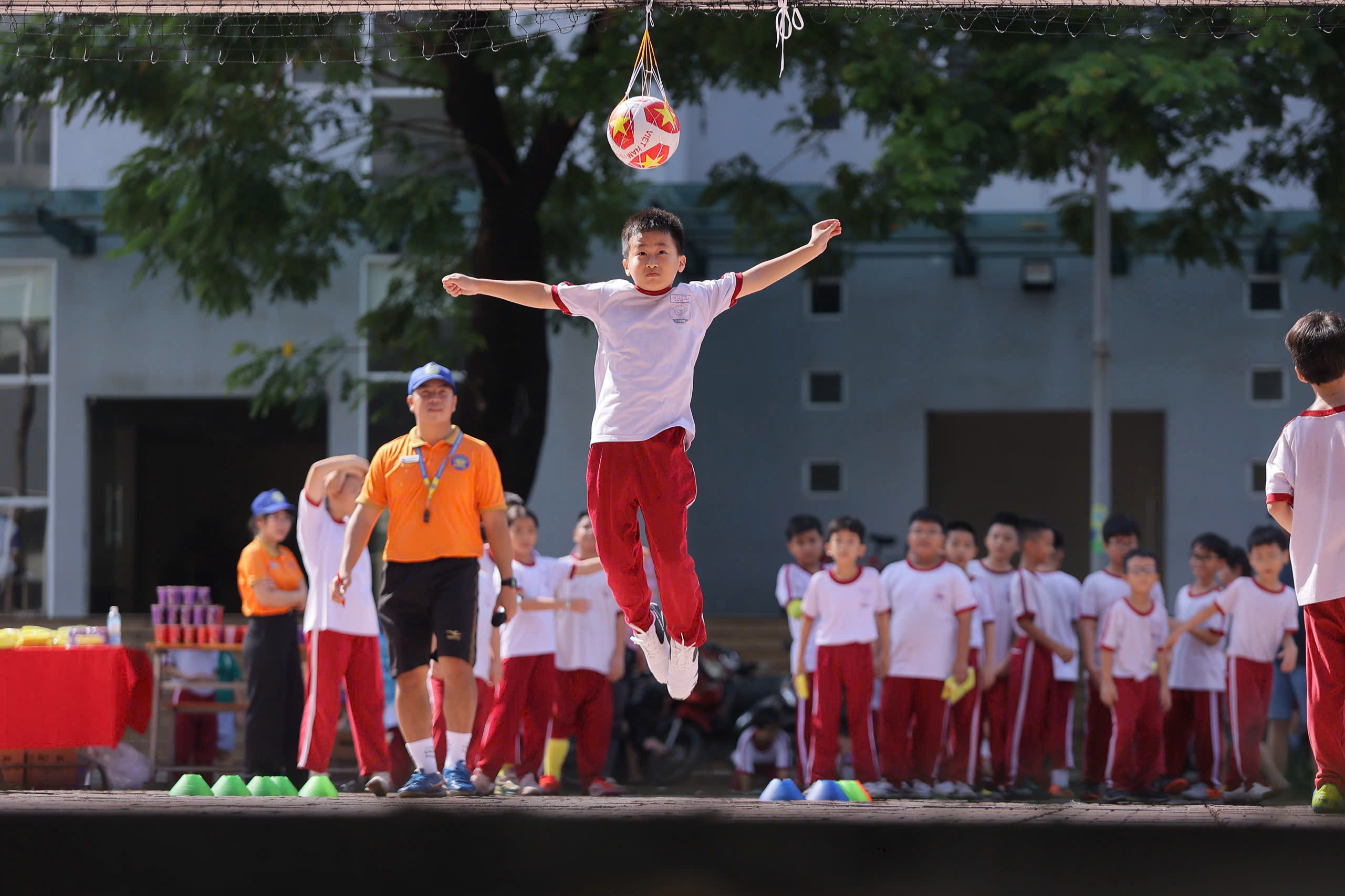 “Người hùng” futsal Việt Nam Nguyễn Minh Trí truyền cảm hứng cho các cầu thủ nhí