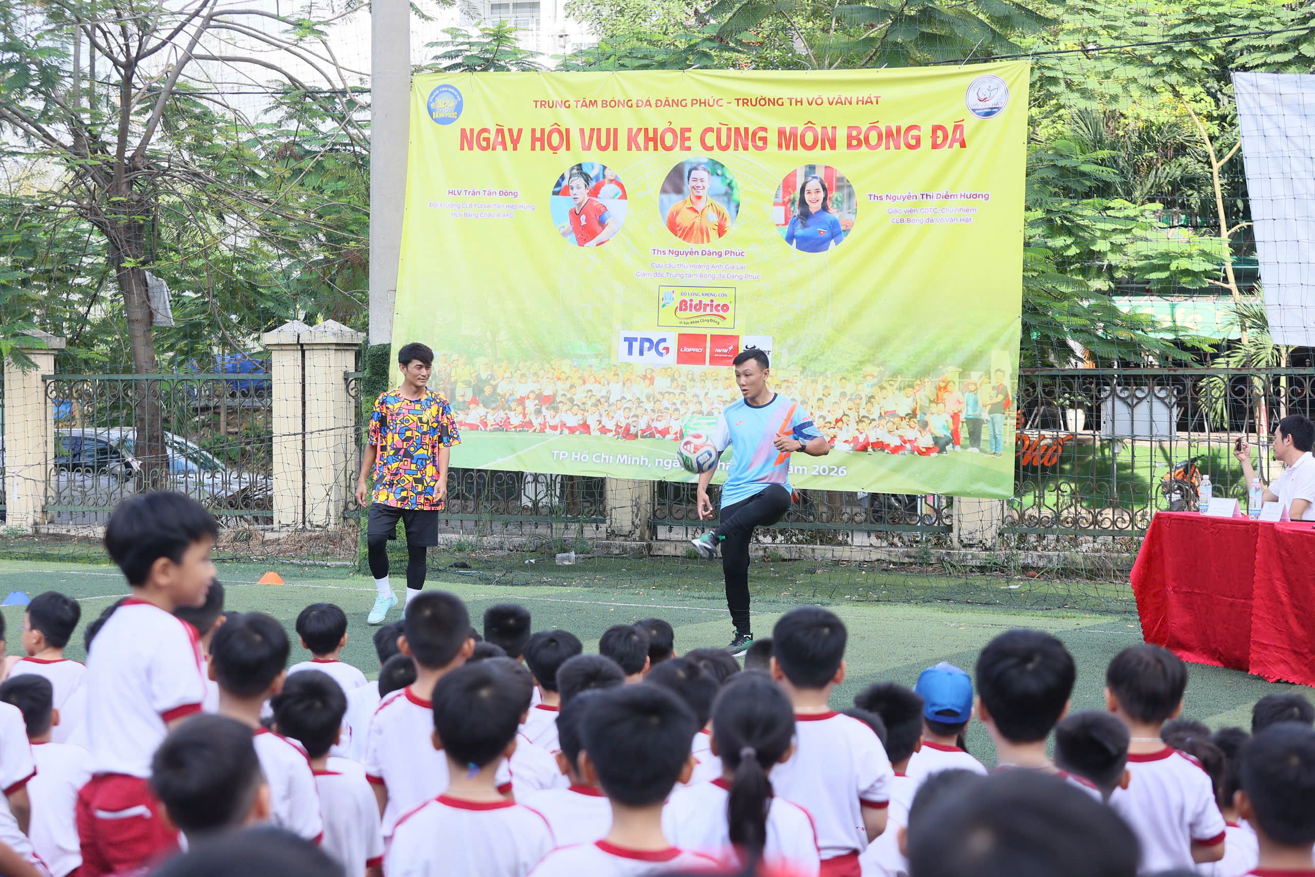 “Người hùng” futsal Việt Nam Nguyễn Minh Trí truyền cảm hứng cho các cầu thủ nhí