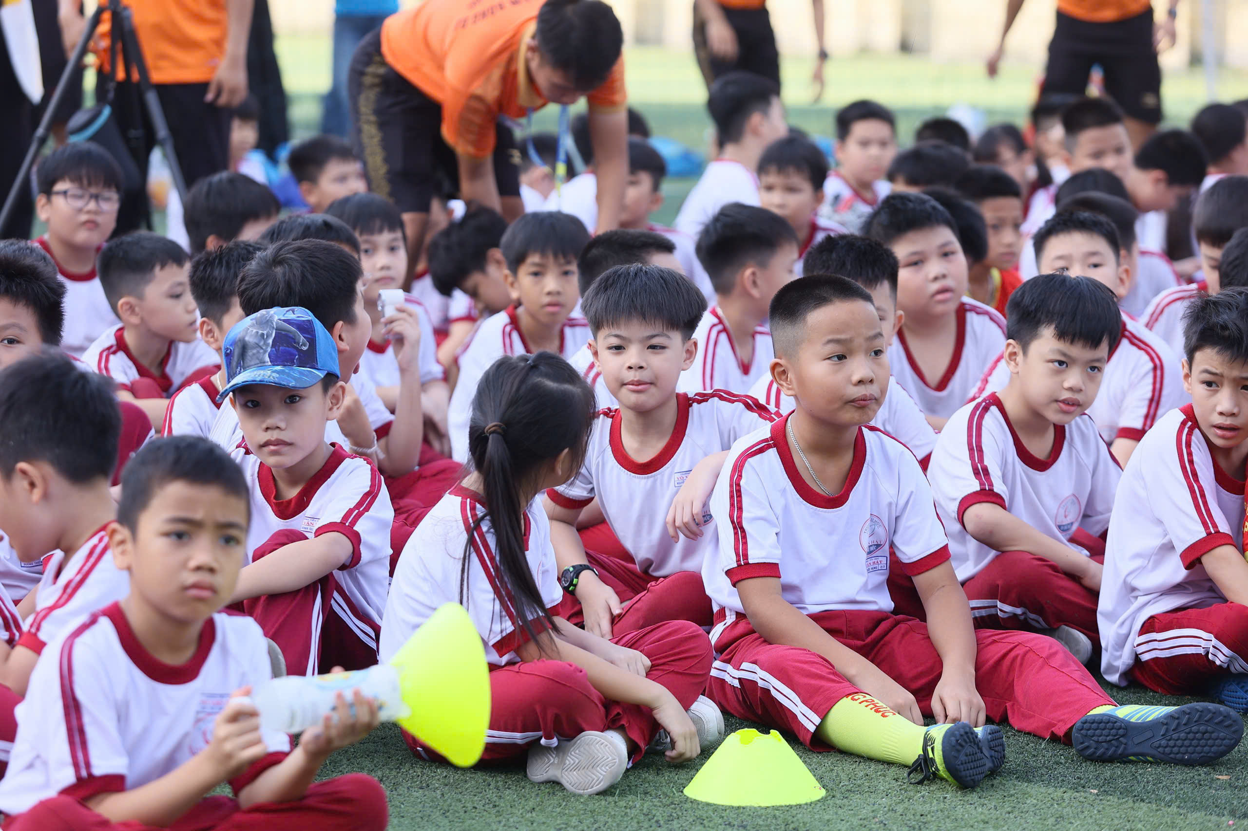 “Người hùng” futsal Việt Nam Nguyễn Minh Trí truyền cảm hứng cho các cầu thủ nhí