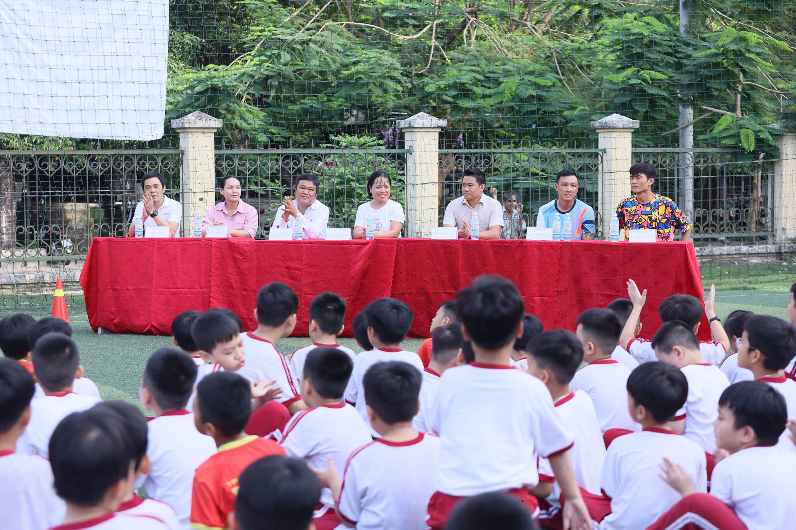 “Người hùng” futsal Việt Nam Nguyễn Minh Trí truyền cảm hứng cho các cầu thủ nhí