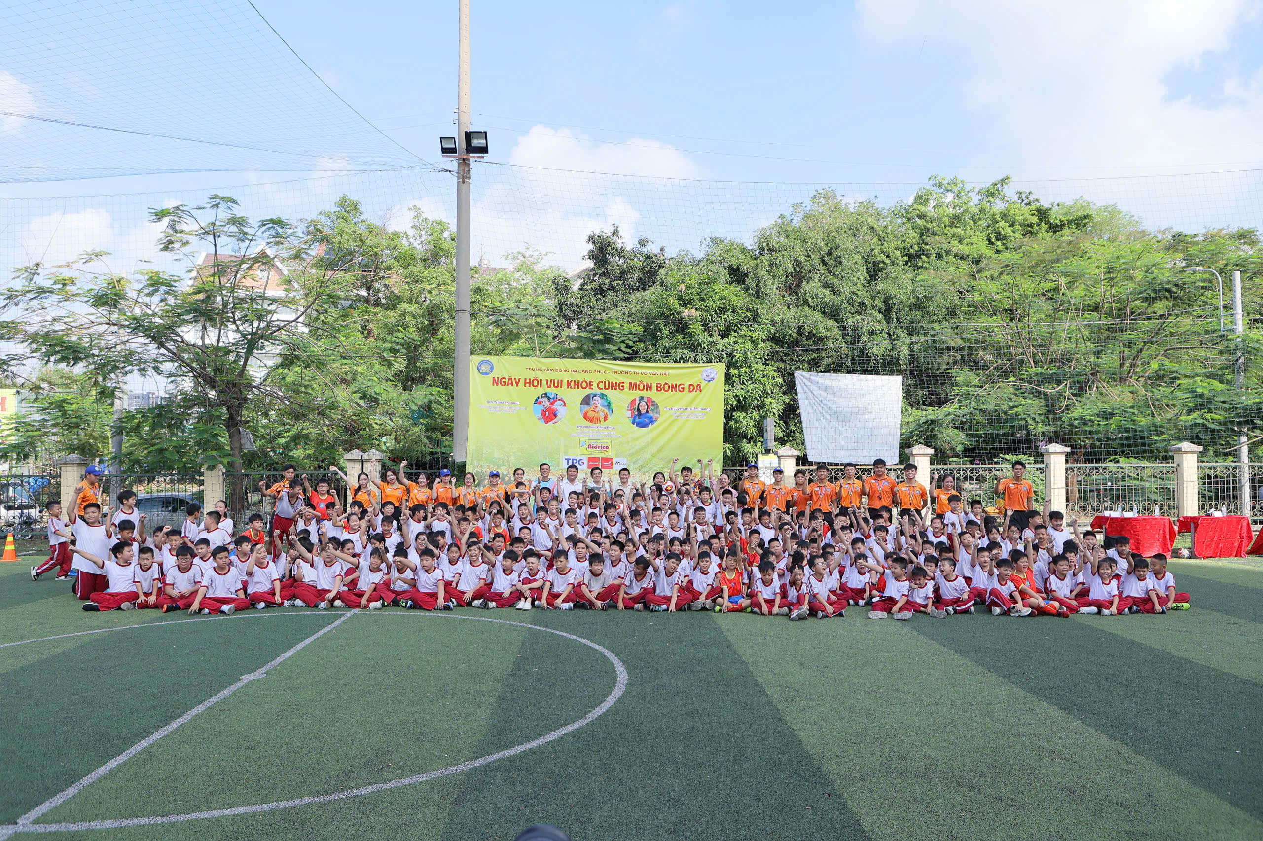 “Người hùng” futsal Việt Nam Nguyễn Minh Trí truyền cảm hứng cho các cầu thủ nhí