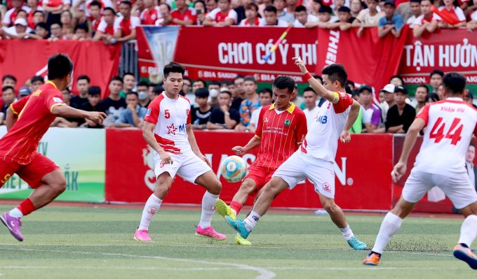 Cách đá tiền vệ trung tâm sân 7 như thế nào?