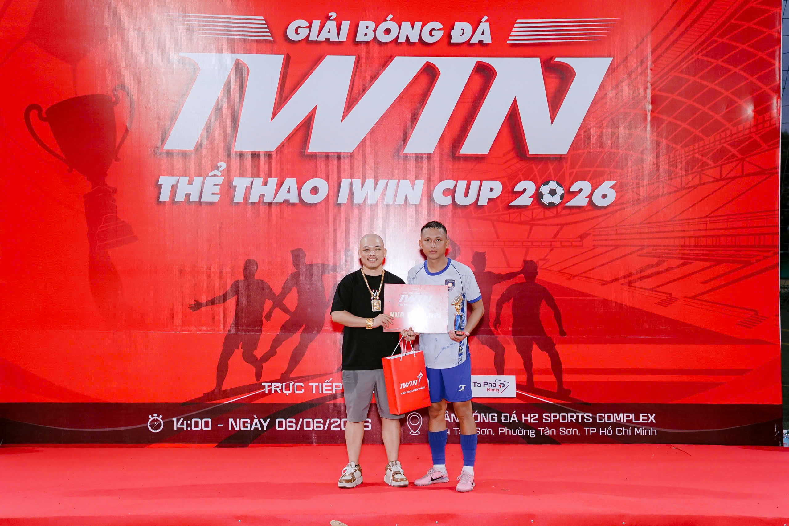 Ngày hội bóng - bia của những nhà sản xuất đồ thể thao