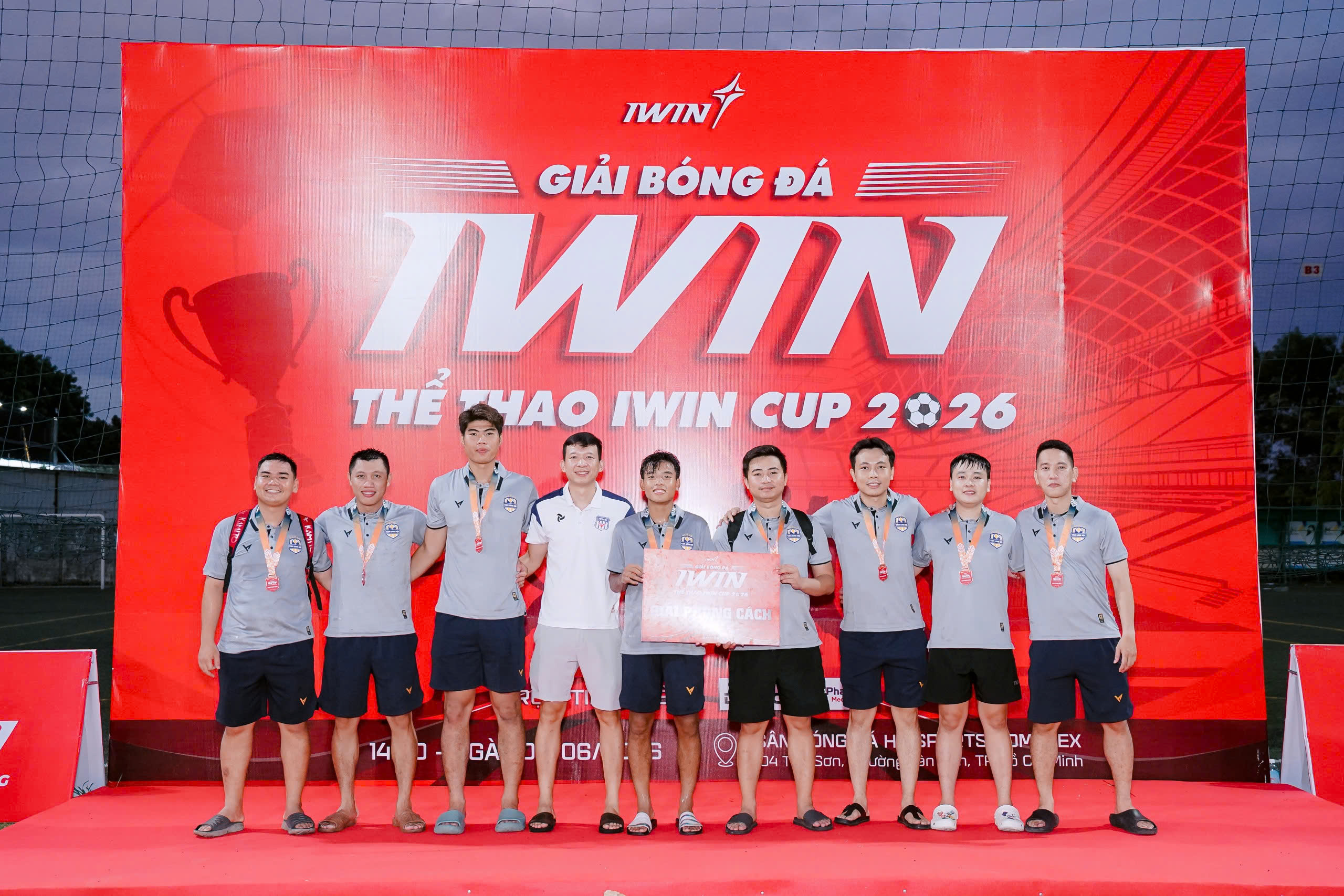 Ngày hội bóng - bia của những nhà sản xuất đồ thể thao