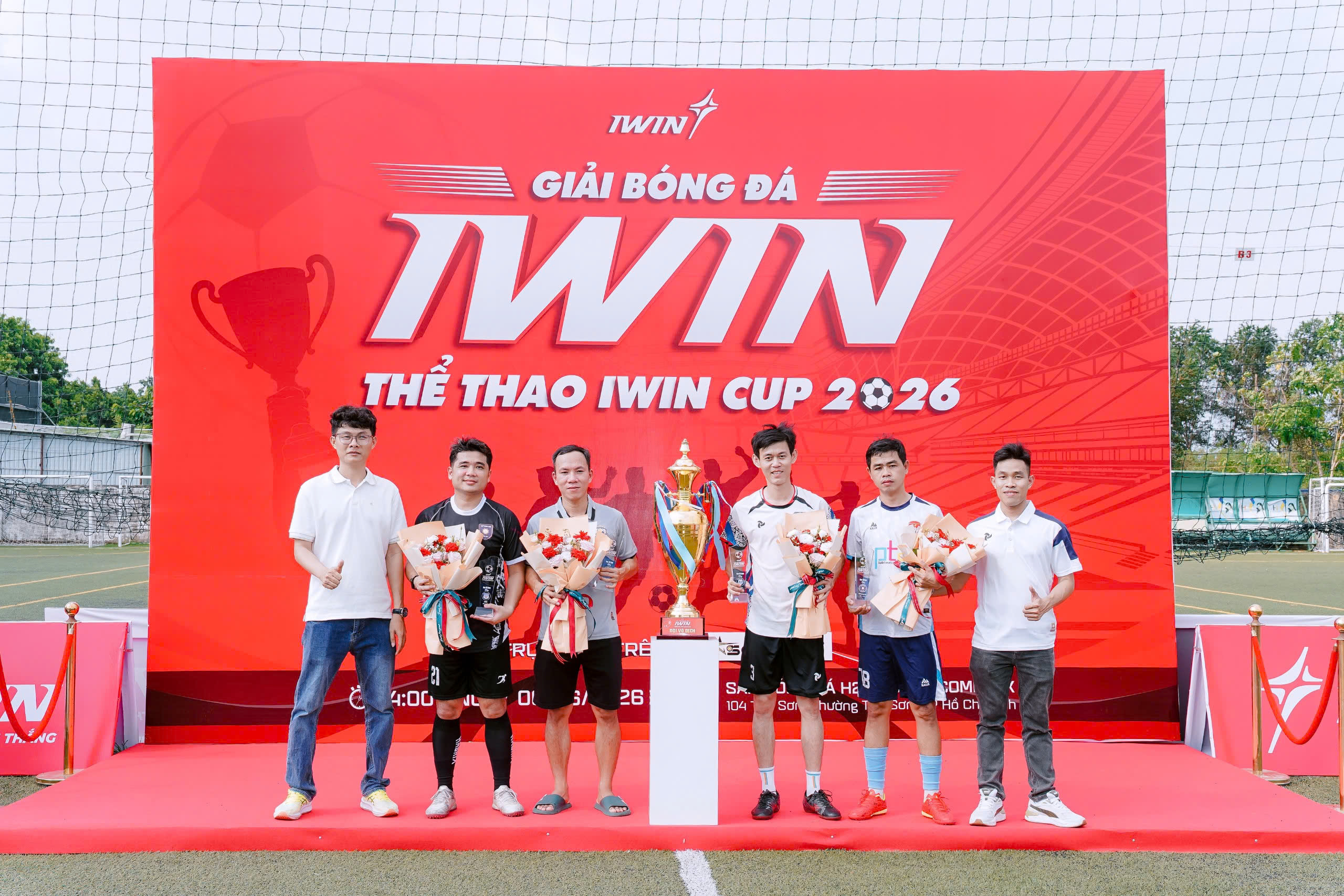 Ngày hội bóng - bia của những nhà sản xuất đồ thể thao
