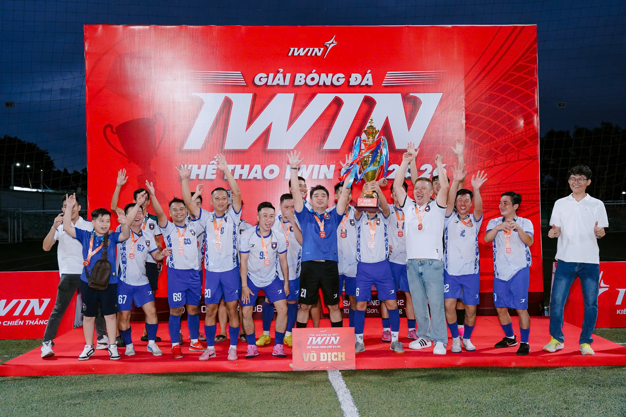 Ngày hội bóng - bia của những nhà sản xuất đồ thể thao