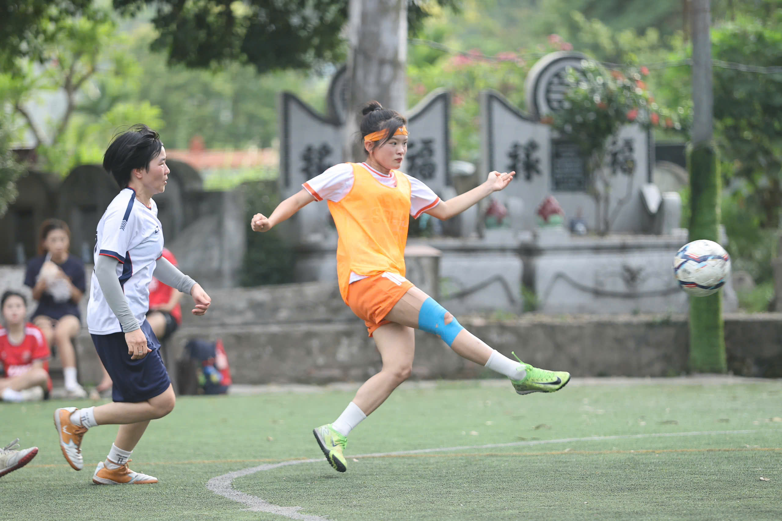 Nữ SHB FC thắng bằng khoảnh khắc siêu sao của Huyền Trang
