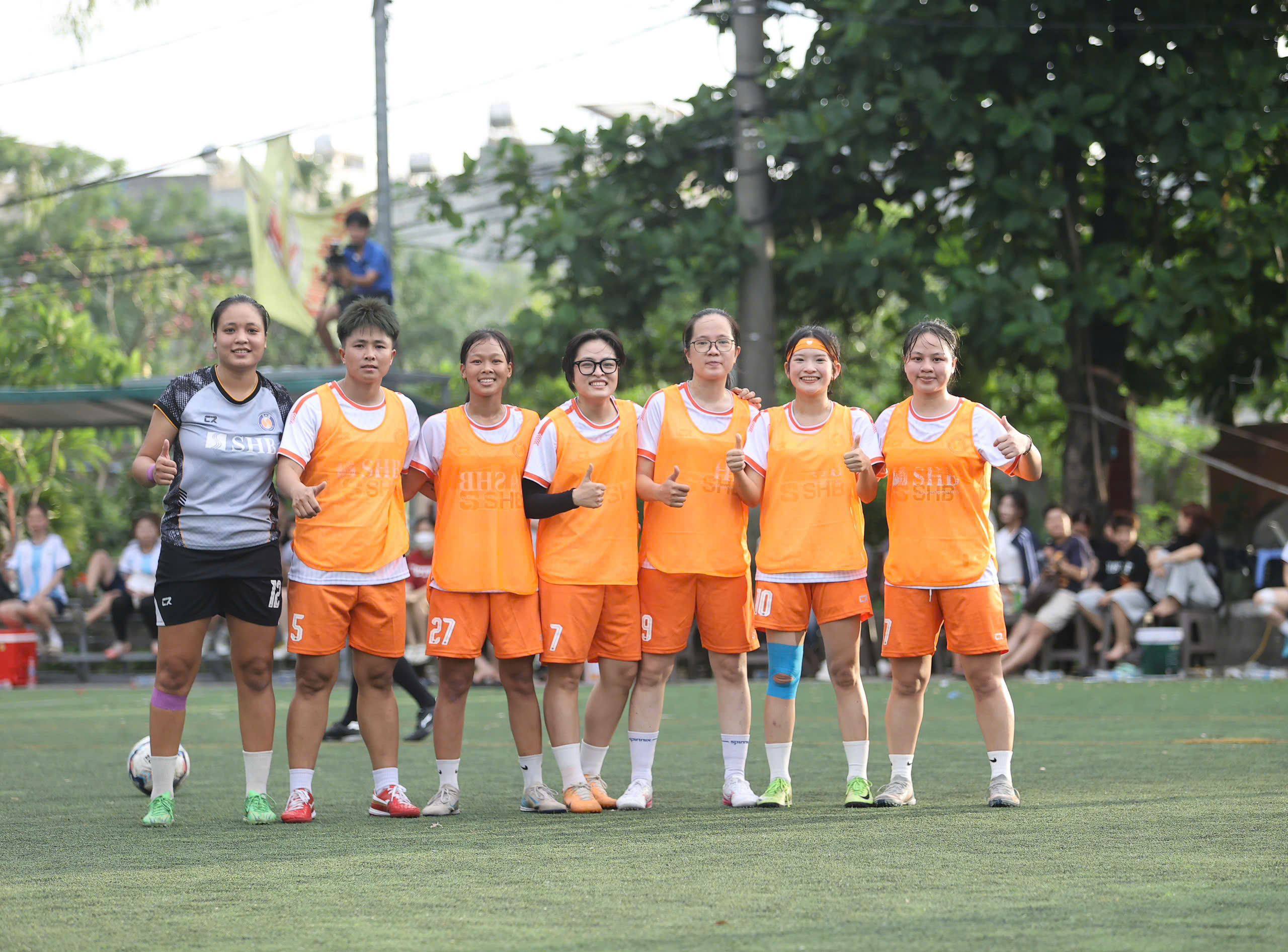 Nữ SHB FC thắng bằng khoảnh khắc siêu sao của Huyền Trang