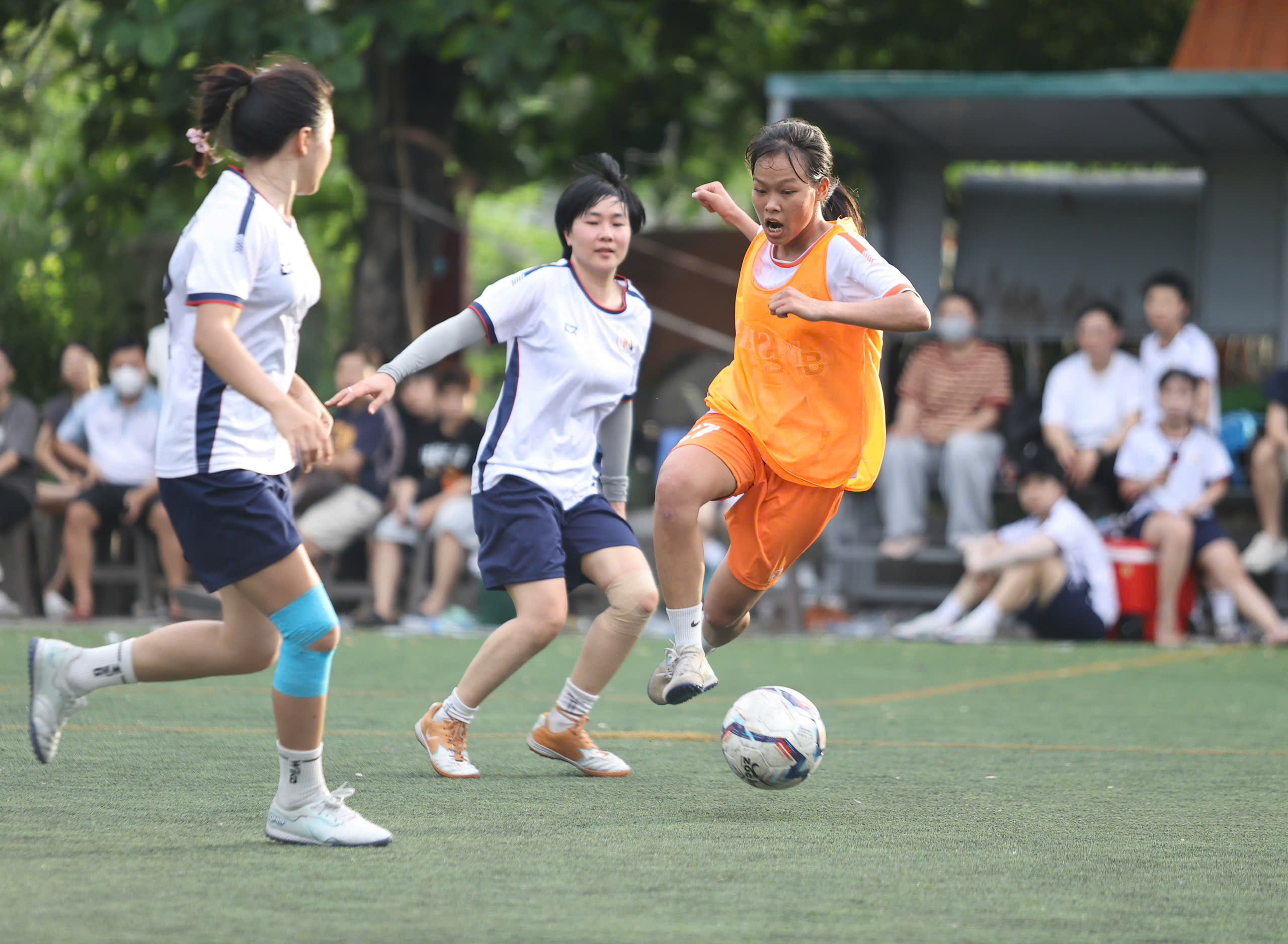 Nữ SHB FC thắng bằng khoảnh khắc siêu sao của Huyền Trang