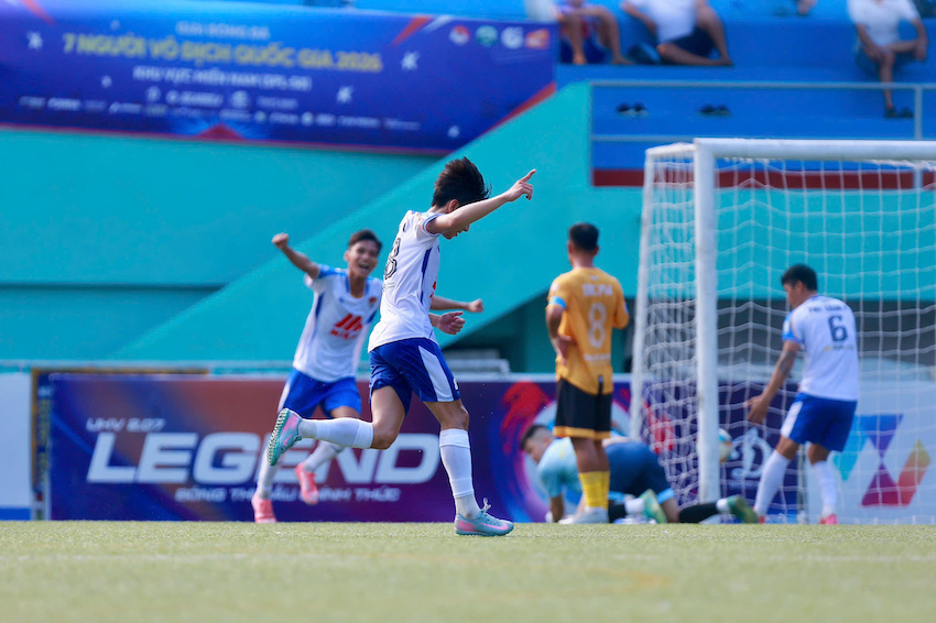 Phúc Khang FC (trắng) giành chiến thắng kịch tính trước Pi Four