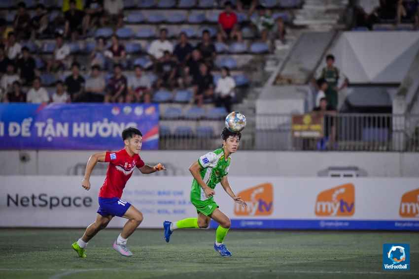 Việt Phương Đông (đỏ) khó có thể tạo ra bất ngờ trước đội đầu bảng TIG FC