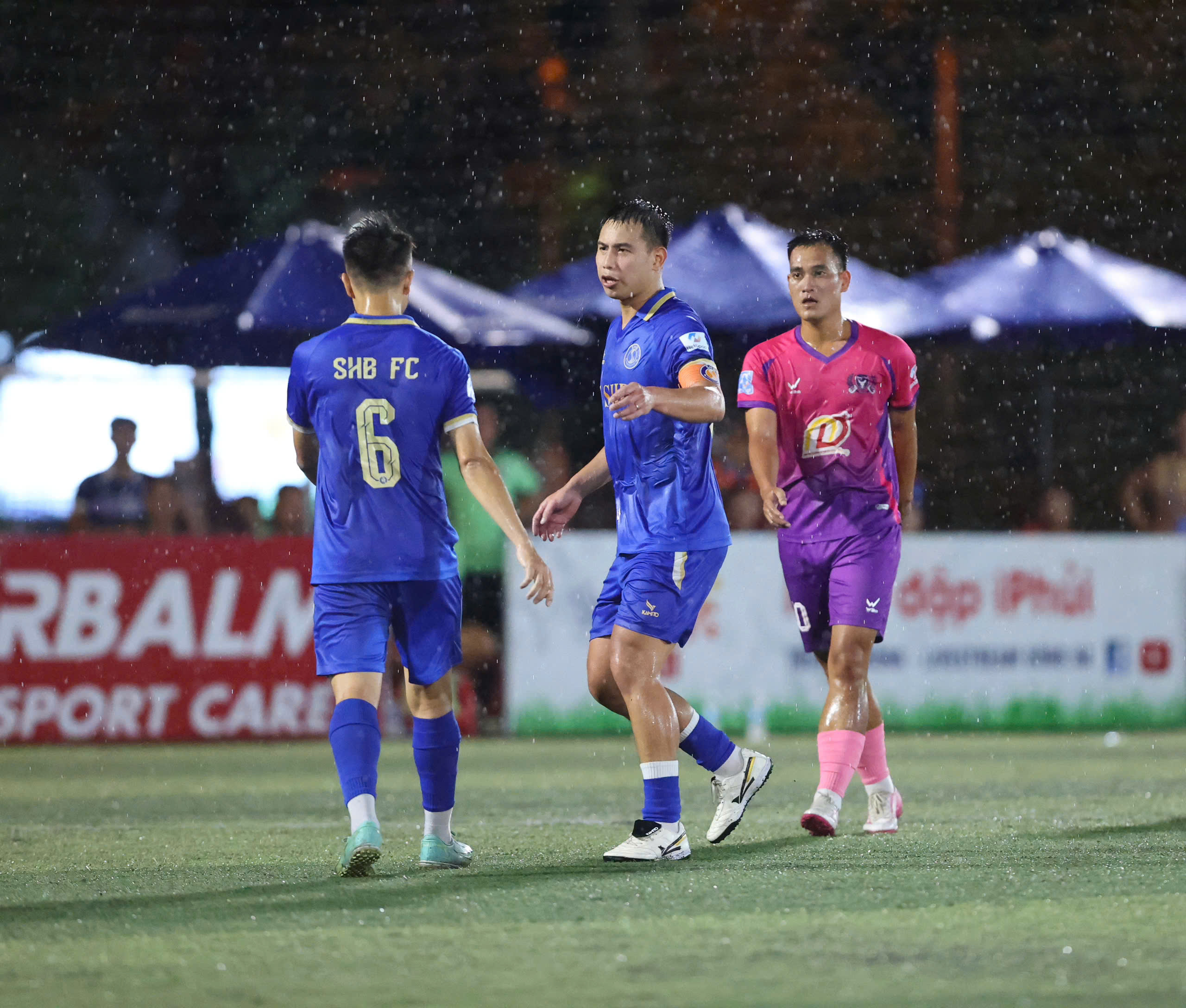SHB đặt 1 tay vào chức vô địch HPL
