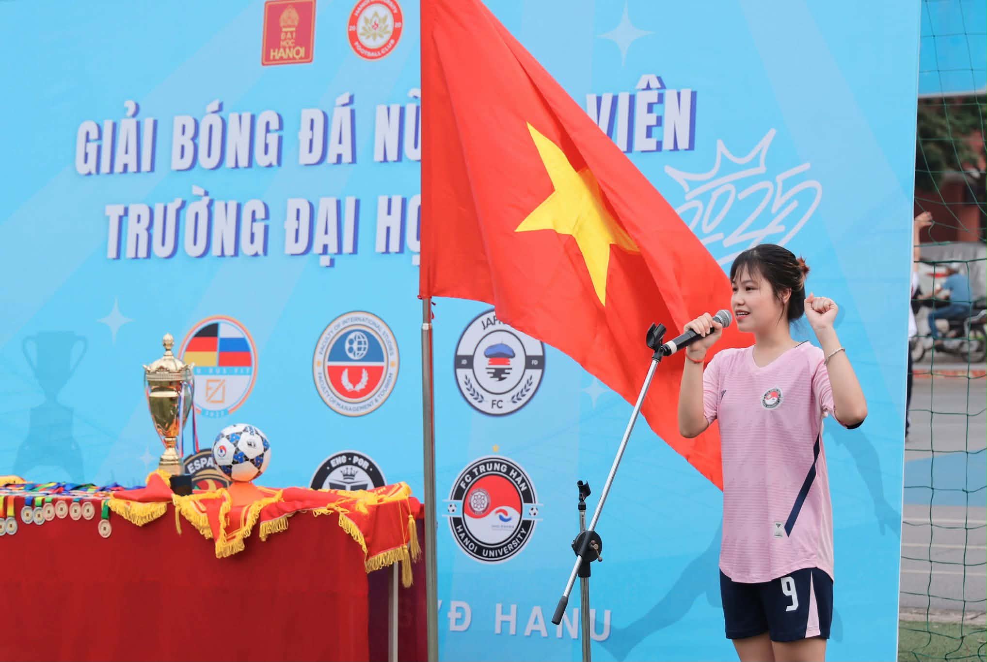 Đinh Hoài với giấc mơ 'cháy bỏng' được tung hoành sân cỏ