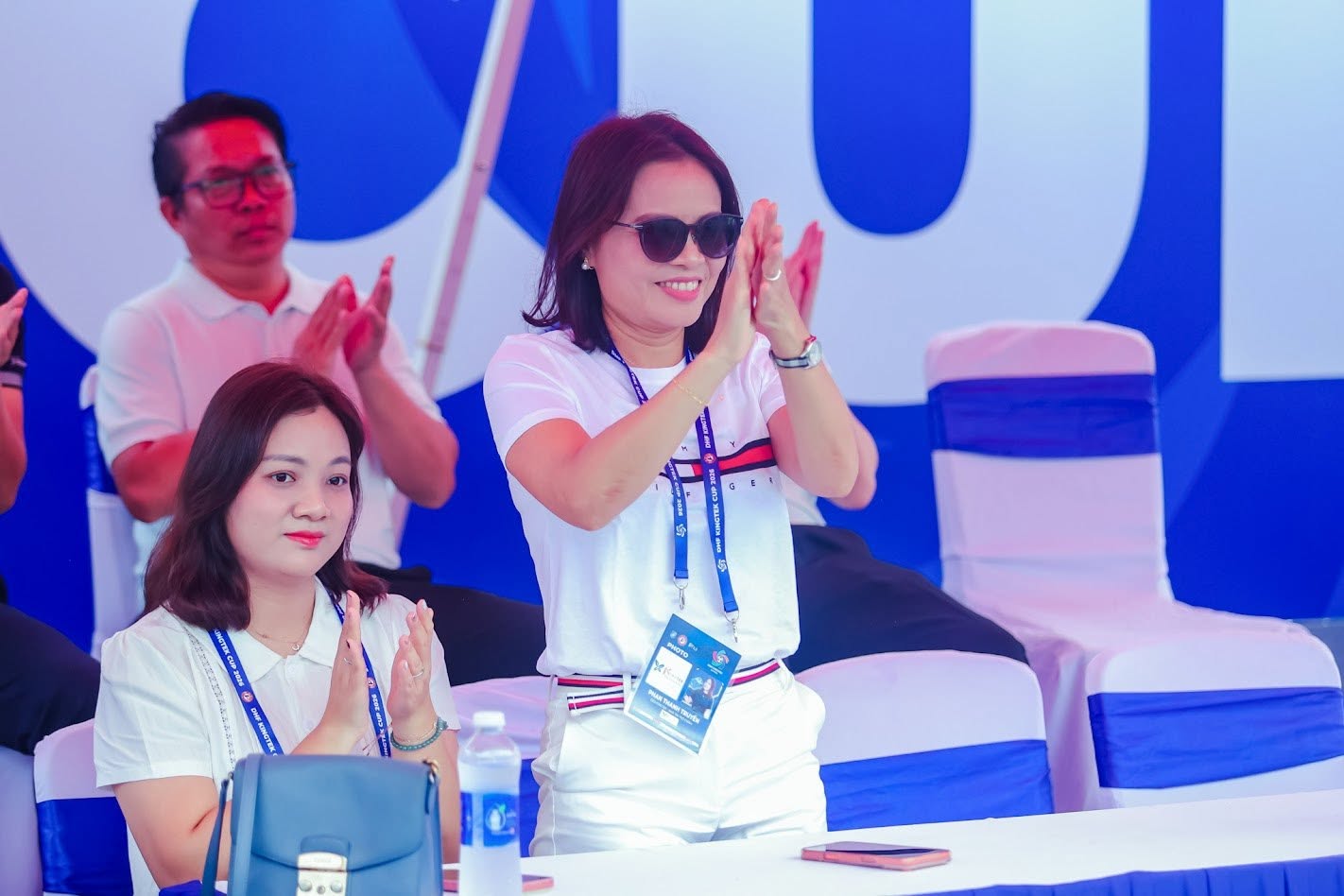 Madam Truyền khiến tất cả bất ngờ với món quà cho nhà vô địch Kingtek DHF Cup 2026