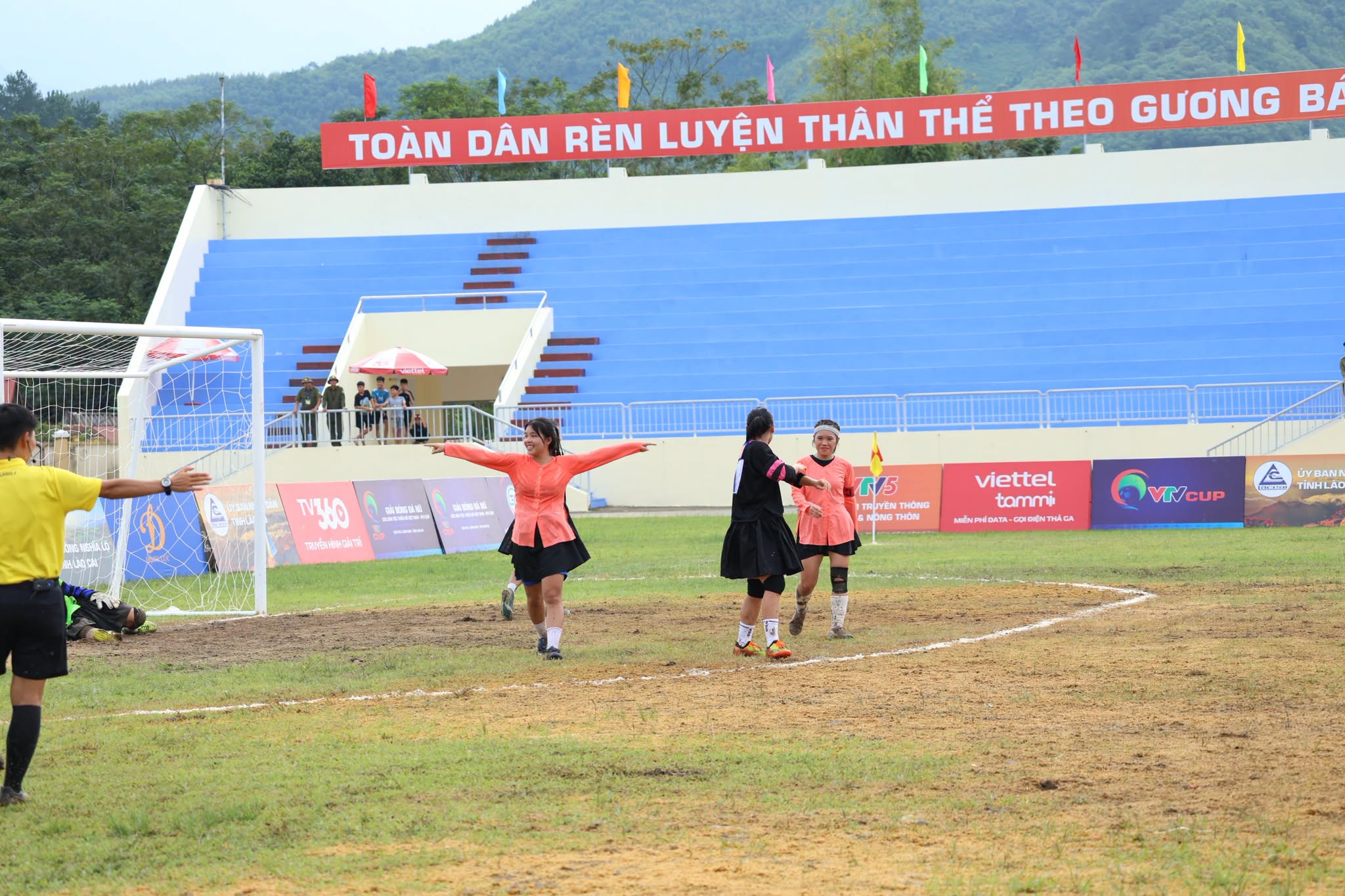 Nữ Lâm Bình thắng Võ Lao 4-0, giành vé vào vòng tứ kết