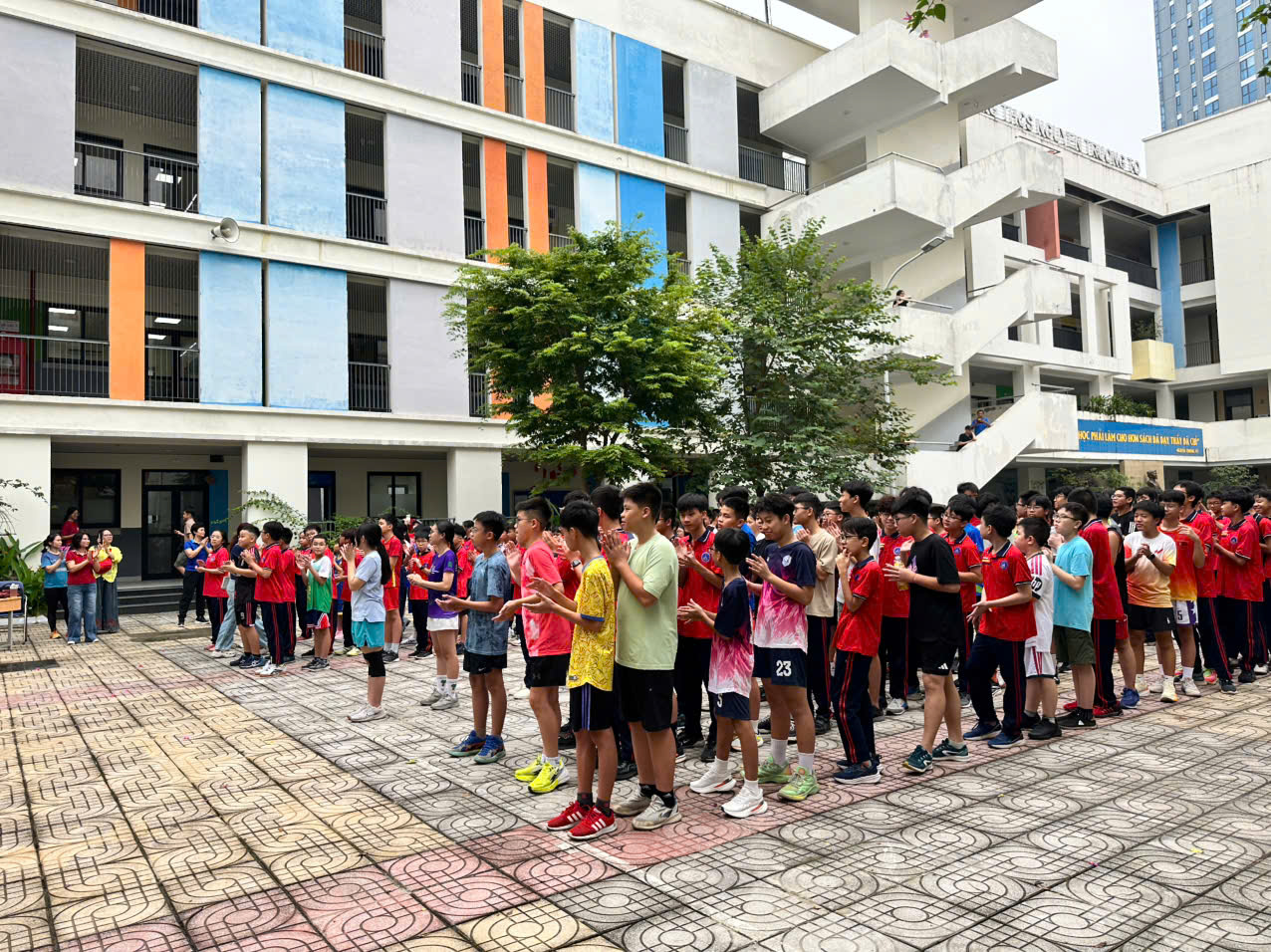 Trường THCS Nguyễn Trường Tộ tổ chức giải chạy thường niên