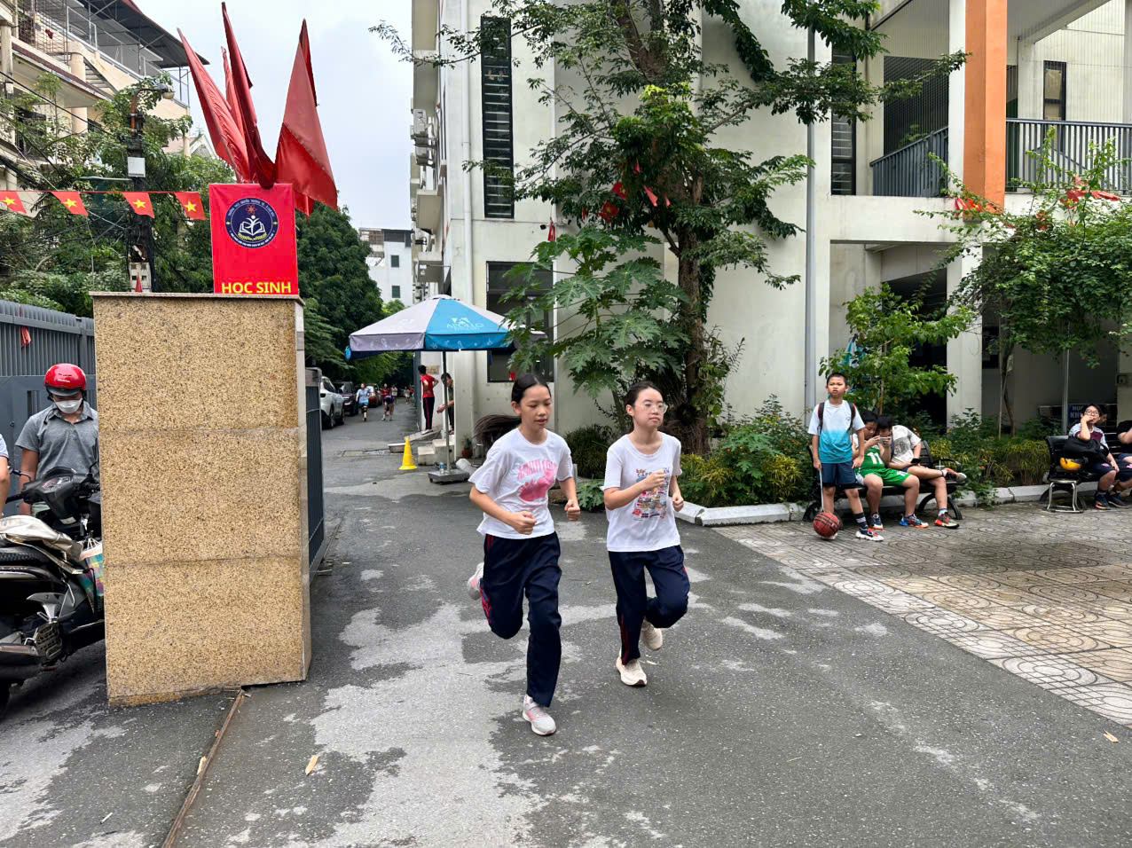 Trường THCS Nguyễn Trường Tộ tổ chức giải chạy thường niên