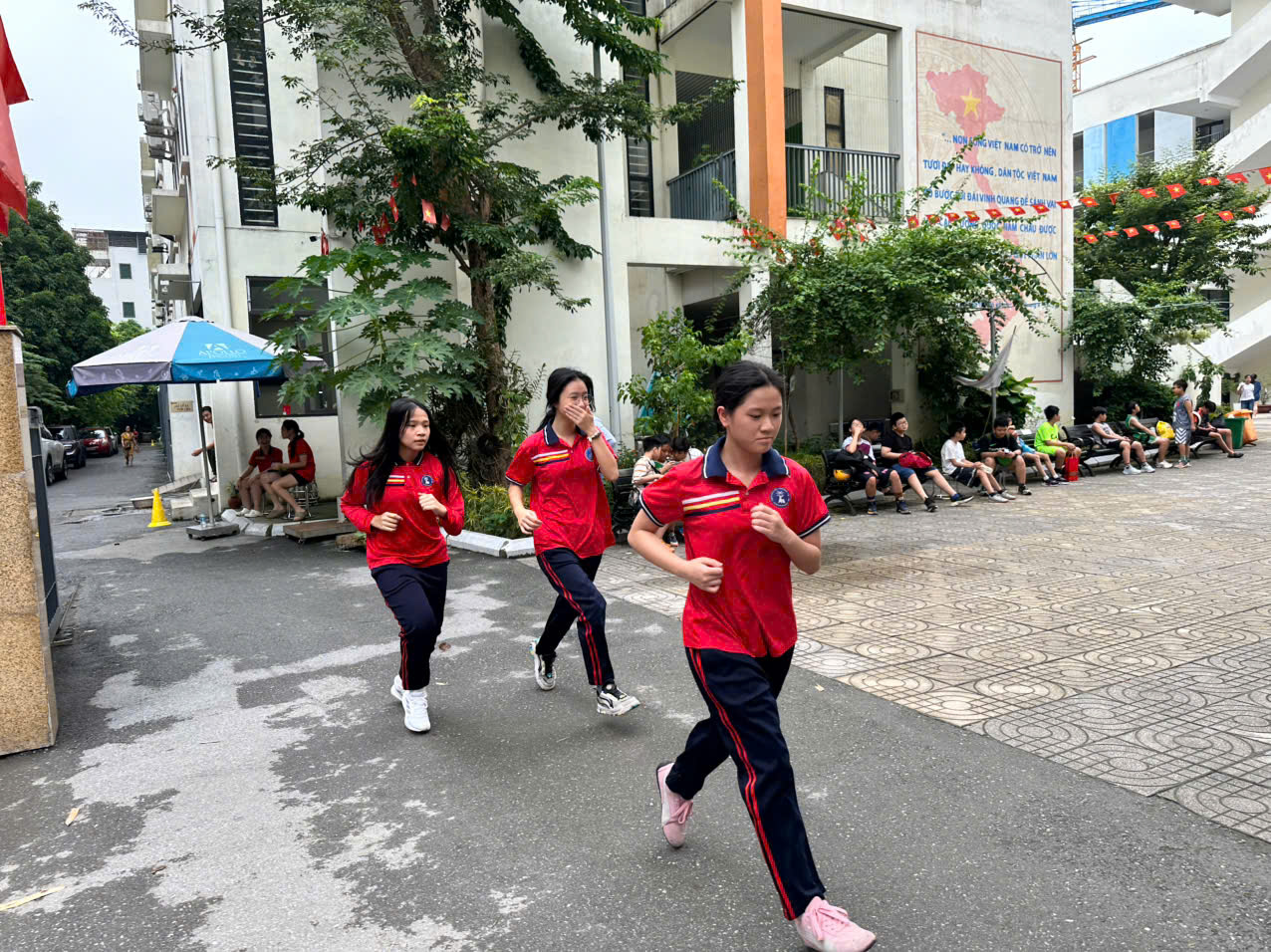 Trường THCS Nguyễn Trường Tộ tổ chức giải chạy thường niên
