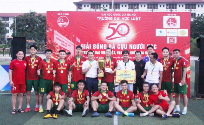 Từ giảng đường đến sân cỏ: Các thế hệ người học Trường Đại học Luật – ĐHQGHN hội ngộ tại Hòa Lạc